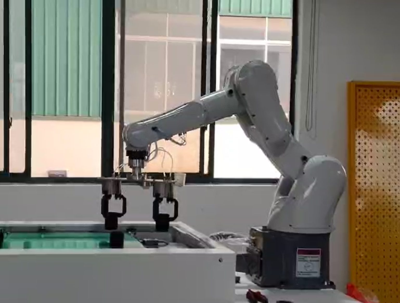 XARP XP910-6C Robot with Customized Pneumatic Parallel Gripper for Industrial Loading and Unloading